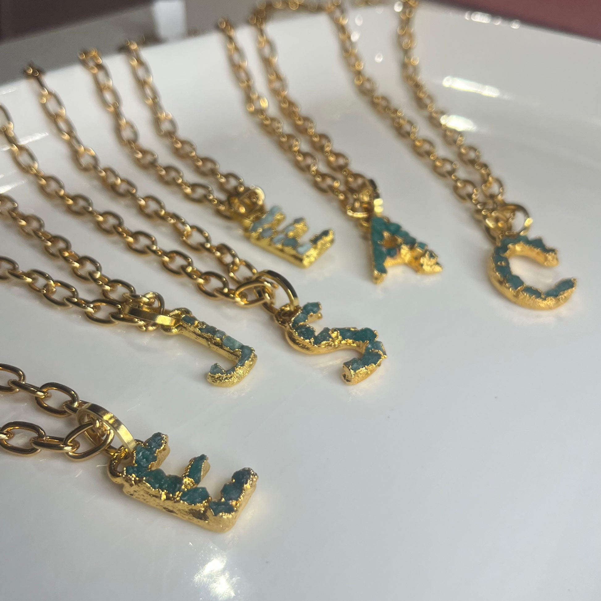 Collar Orfebrería con Baño en Oro y Esmeralda Cruda